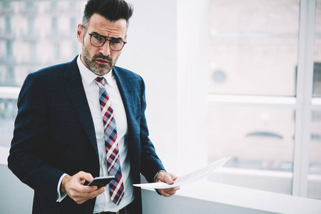 检查与智能手机的价格图片-检查与智能手机的价格素材-检查与智能手机