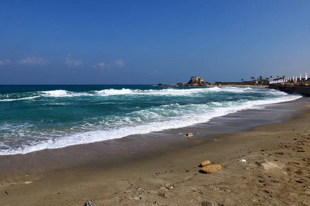 在以色列北部地中海沿岸的海岸图片