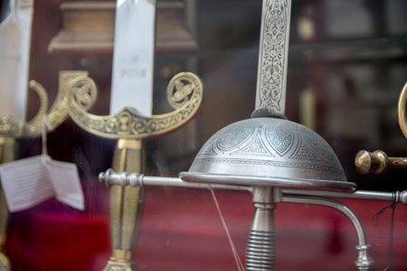 中世纪的剑在商店里