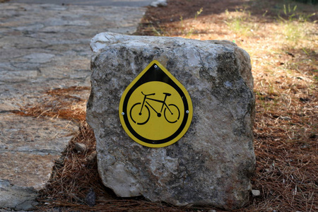 自行车是由一个人通过脚踏踏板的肌肉力量驱动的轮式车辆。
