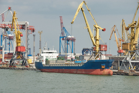 大型集装箱船舶在港口敖德萨图片