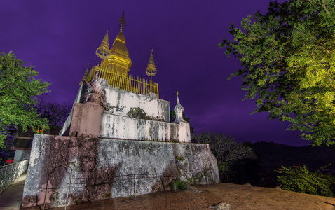 黄昏时分在 Luang Pra 的富寺塔邦老挝