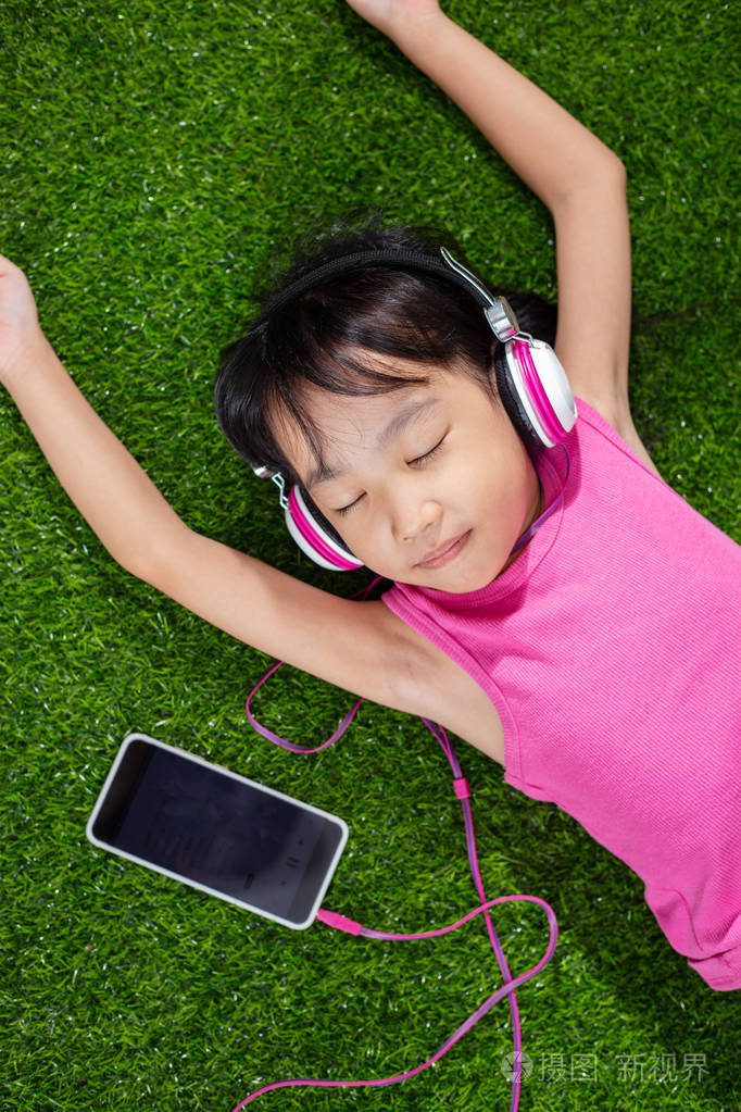 在户外公园玩手机的亚洲小中国女孩