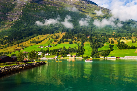 挪威村庄和峡湾风景