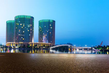 杭州西湖文化广场在黄昏时分从空荡荡的街道视图上现代抽象办公楼