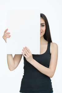 年轻人微笑的女人显示空白卡或纸