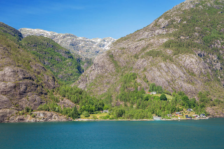 看着对面的 Akrafjorden 从 Langfossen 流入峡湾的地方