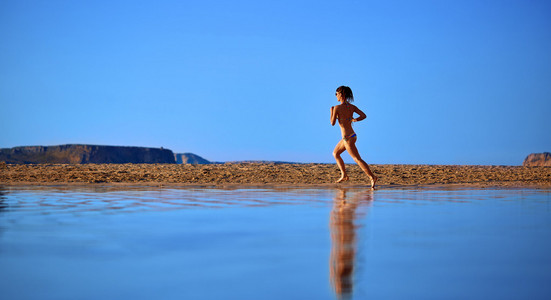 女人在沙滩上跑