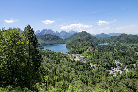 施镇和 Alpsee 湖，从德国巴伐利亚州的天鹅城堡山拍摄视图