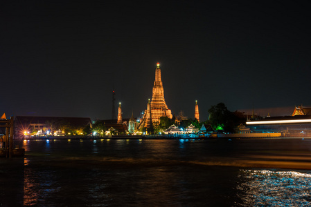 黎明寺或阿伦与夜间的速度小船图片