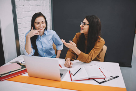 积极向上的年轻同事相互交流,在办公室的协作过程中玩得很开心.