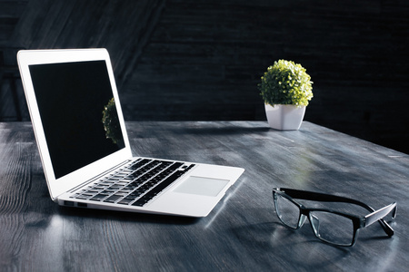 在设计器的桌面上的笔记本电脑照片