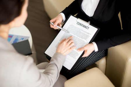 签合同的女人在现代董事会谈判时, 在签合同之前学习合同的无法辨认的