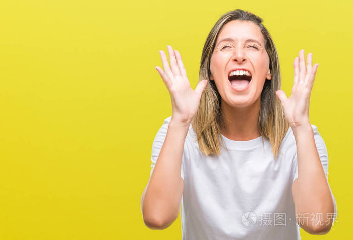 的女人在孤立的背景下疯狂和疯狂的呼喊和激烈的表达和手臂大声喊叫