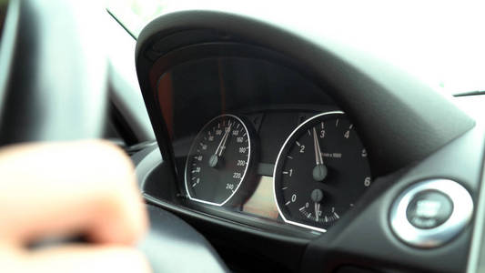 汽车仪表板特写的车速表和转速表