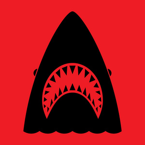 鲨鱼张开嘴和锋利的牙齿照片