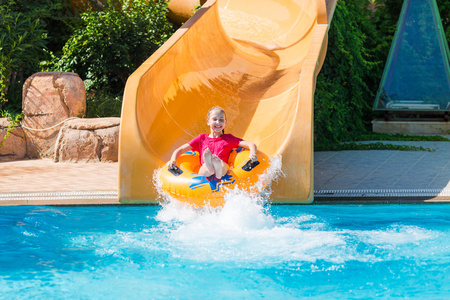 可爱的快乐女孩在 amusment aquapark 滑动。夏季, 度假概念