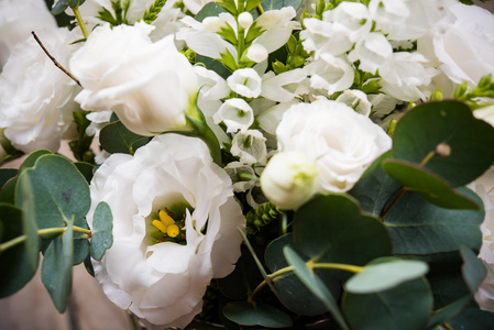 优雅的白色花束和叶子宏观特写镜头