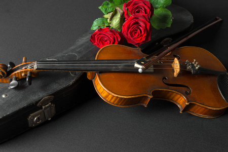 黑色背景的老小提琴