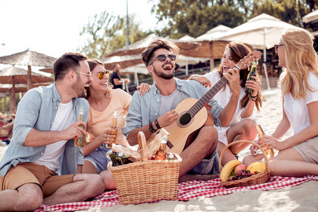在沙滩派对上玩得很开心.暑假, 假期, 假期, 音乐和人的概念照片