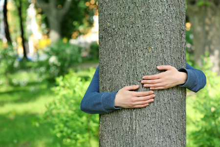 女人抱抱树照片