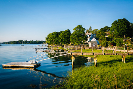 码头和房屋沿 Piscataqua 河，在新的城堡，端口