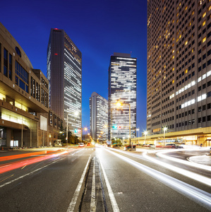 在夜晚的东京市中心道路上的交通