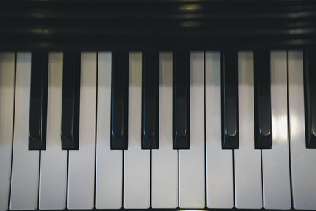钢琴键盘, 有光泽的黑白键。经典乐器