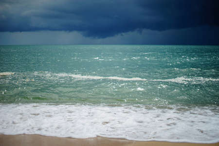 海波浪飞溅出焦点背景，从焦点的背景下，prachu prachuapkhirikhan 泰国片雨云与雨海波溅