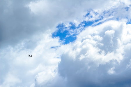 飞行中的飞机高在云端