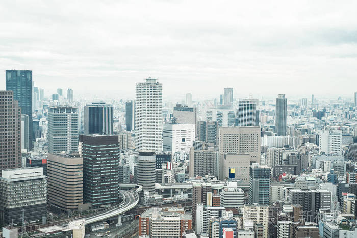 房地产和企业建设-现代城市全景的天际线空中鸟瞰与戏剧性的日出和