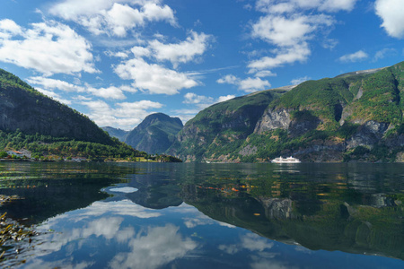 Sunnylvsfjorden 峡湾和游船的惊险景观。挪威西部