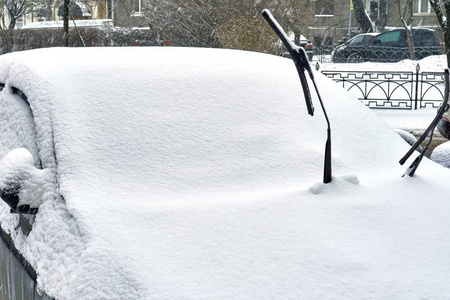 寒冷的冬天在积雪覆盖的汽车谨慎地解除了挡风玻璃雨刷, 不会落到杯子