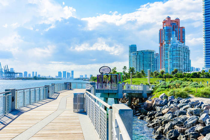 位于迈阿密海滩南滩的南角公园和码头.佛罗里达的天堂和热带海岸.美国