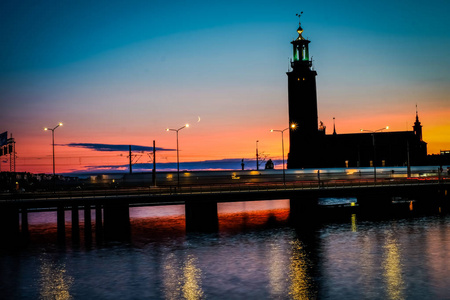 瑞典老城全景斯德哥尔摩 格姆拉斯坦斯坦 在一个夏天的夜晚。反射