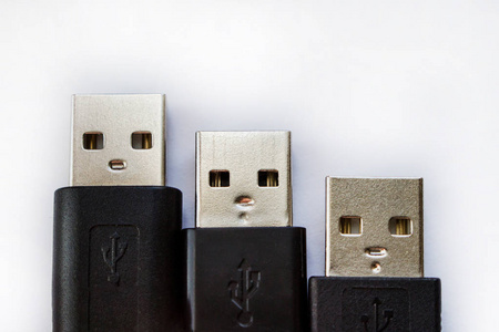 白色表面上的 Usb 电缆