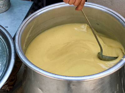 土耳其传统扁豆汤在锅炉Mercimek Chorba。有机食品