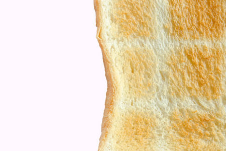 白色烤面包的质地和细节是白色背景上的金色黄色。
