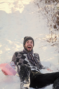 快乐的人，与躺在雪上的礼物盒