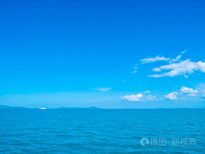 美丽的海和海洋在白色云彩和蓝天背景与拷贝空间为文本