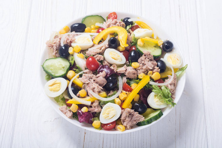 金枪鱼沙拉配蔬菜鸡蛋和橄榄。健康食品背景