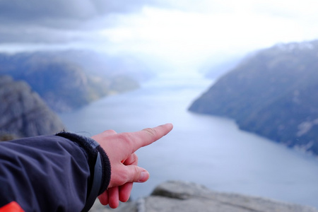 与 Preikestolen 全景峡湾