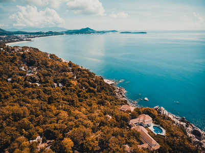 美丽的热带海滩和海的鸟瞰与棕榈树和其他树木在苏梅岛岛旅游和度假