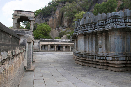 前庭包含两个自由雕塑的 yakshas, Dharnendra 和 Padmavati。在 garbhagriha, 第二十三 
