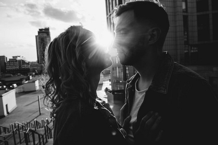 欧美大叔黑白侧图片