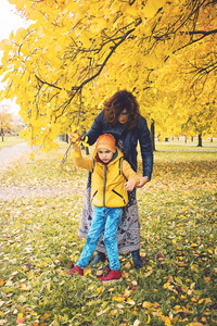 母亲和她心爱的儿子在秋季公园残疾。恢复和能力