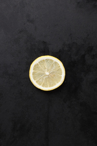 黑色背景上的柠檬片