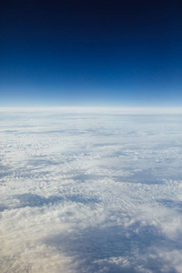 高高的天空在云层之上, 蓝色的大气层背景