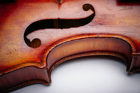wihte 背景上的特写旧小提琴片段