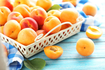 成熟的杏子水果在桌子上